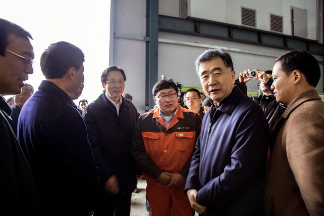 汪洋副總理在全國春季農業(yè)工作會(huì )議上觀(guān)看全豐智能植保機演示